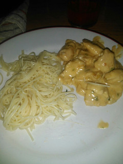 Una foto de Pollo a la salsa de queso