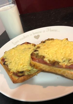 Gombaszószos melegszendvics recept fotója