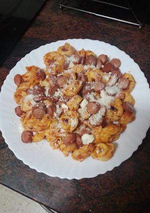 Una foto de Tortellinis rellenos al queso con salchichas