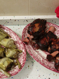 Una foto de Alcachofas confitadas y codillo asado a la miel