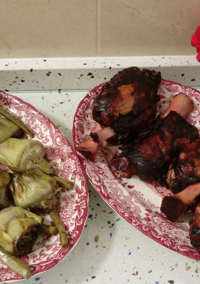 Una foto de Alcachofas confitadas y codillo asado a la miel