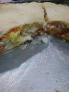 Una foto de Tarta de jamón y queso recargada. Masa económica