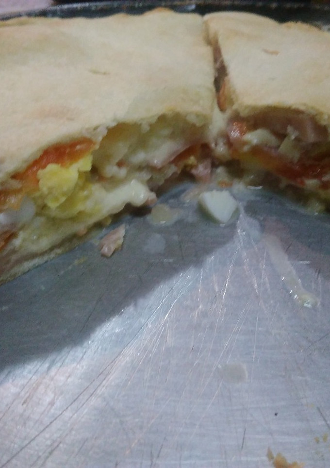 Una foto de Tarta​ de jamón y queso recargada. Masa económica