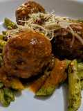 ALBÓNDIGAS De Cordero🐏 en Salsa Roja sobre Pasta al Pesto🌿...!