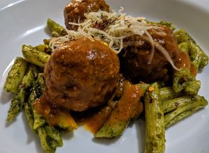 Una foto de ALBÓNDIGAS De Cordero🐏 en Salsa Roja sobre Pasta al Pesto🌿...!