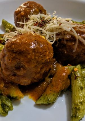 Una foto de ALBÓNDIGAS De Cordero🐏 en Salsa Roja sobre Pasta al Pesto🌿...!