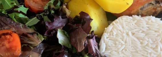 Frango grelhado com salada