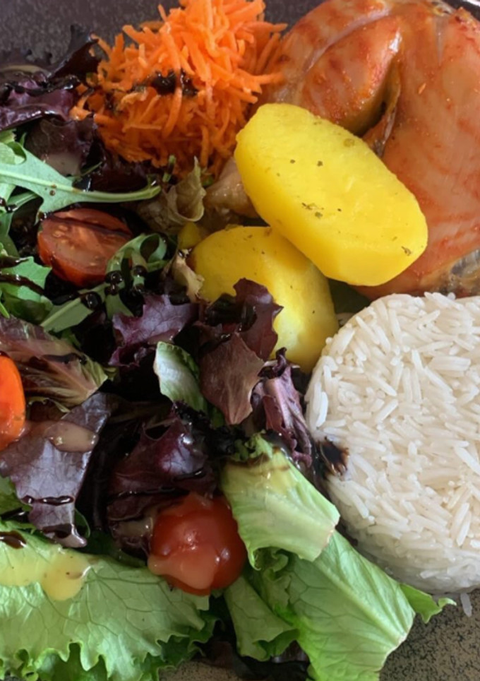 Foto de Frango grelhado com salada