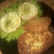 Milanesa de queso de cabra con tomates gratinados