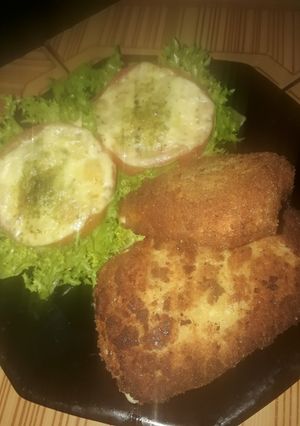 Una foto de Milanesa de queso de cabra con tomates gratinados