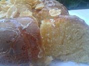 Una foto de tortas dorada