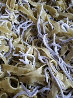 Una foto de Tallarines de espinacas con gulas