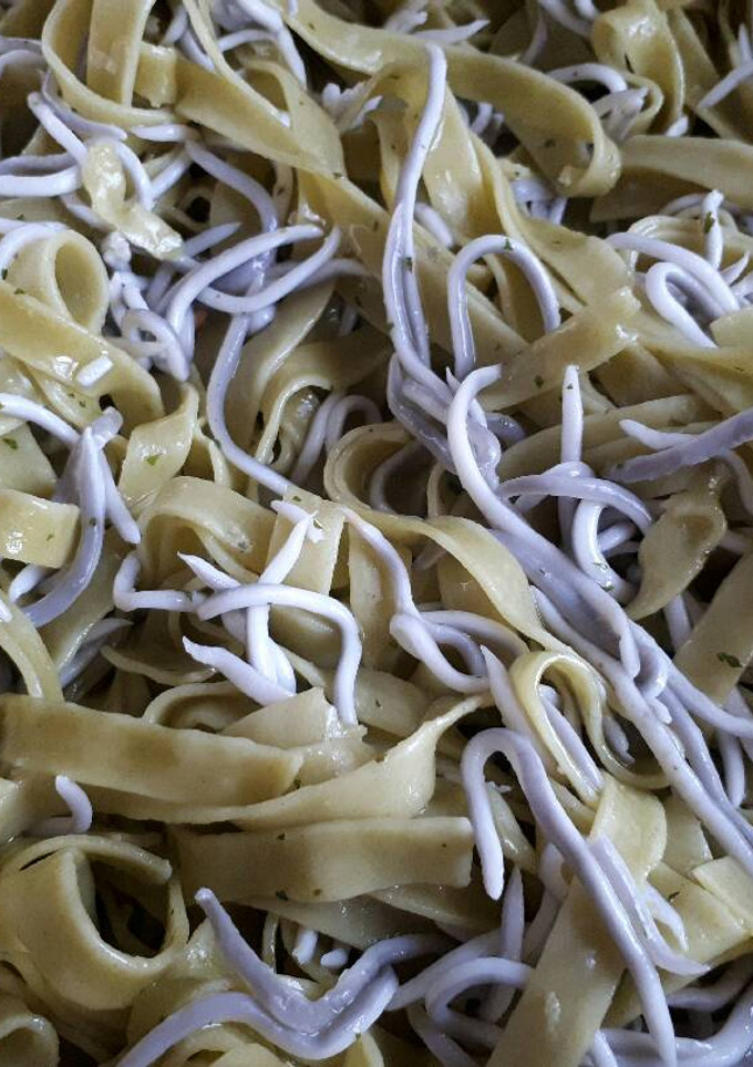 Una foto de Tallarines de espinacas con gulas