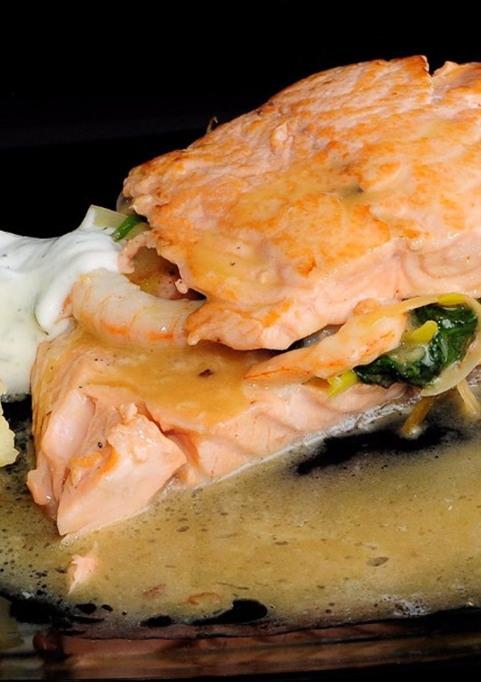 Una foto de Salmón relleno de navidad