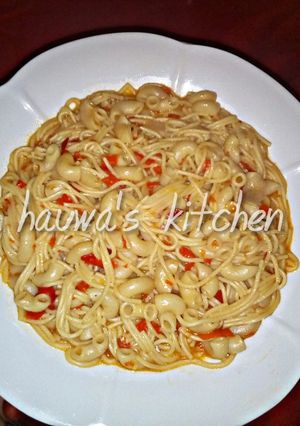 A picture of Mixed pasta jollof.