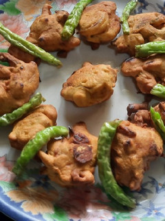 A picture of Onion bhajiya (kanda bhajji).