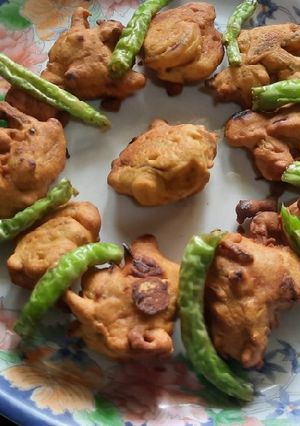 A picture of Onion bhajiya (kanda bhajji).