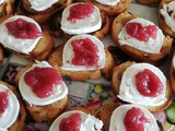 Canapés de cebolla caramelizada con queso de cabra y mermelada