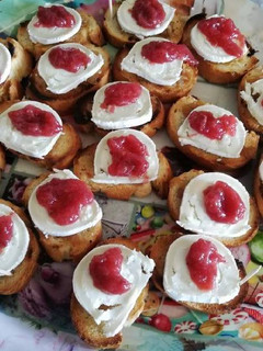 Una foto de Canapés de cebolla caramelizada con queso de cabra y mermelada