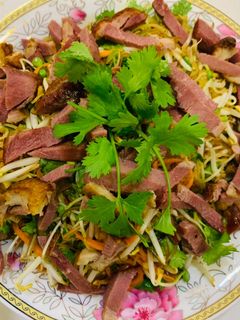 Hình của món Gỏi hoa chuối ức vịt xông khói.