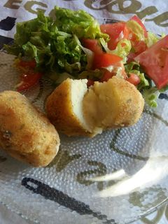 Una foto de Bomba de papa al horno con el puré de cebolla y relleno de queso