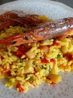 Una foto de Paella de sepia y Gambones