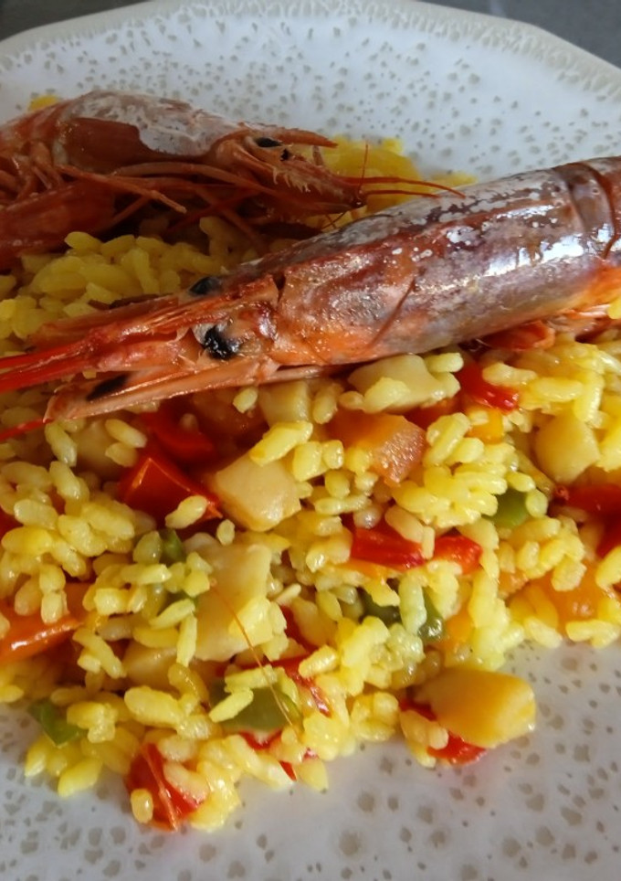 Una foto de Paella de sepia y Gambones