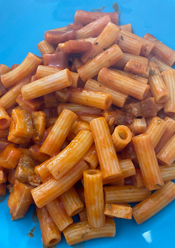 Una foto de Macarrones con panceta y salsa habanero