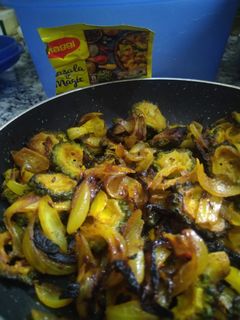 करेला (Karela recipe in hindi) रेसिपी मुख्य फोटो