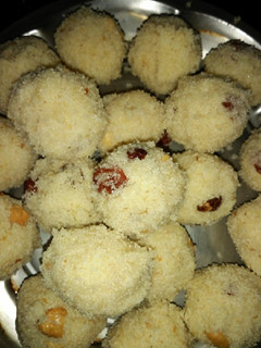 A picture of Suji ladoo (rava ladoo).
