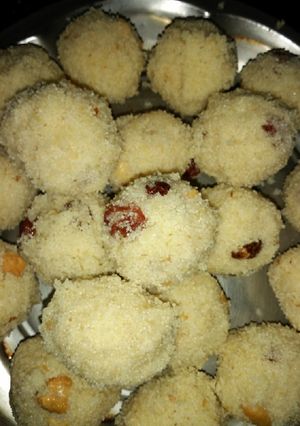 A picture of Suji ladoo (rava ladoo).
