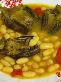 Una foto de Alubias con alcachofas