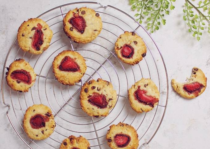 Recette de Super Rapide Fait Maison Cookies vegan fraises / choco