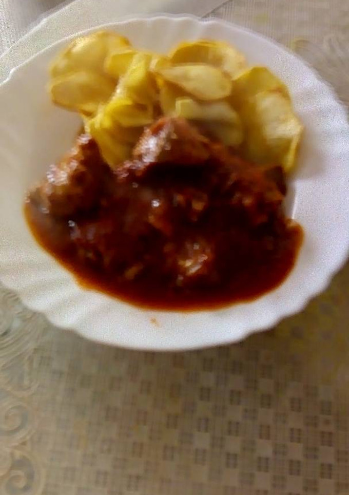 Una foto de Carne con tomate y patatas fritas a rodajas