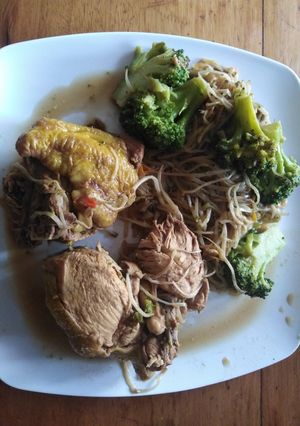 Una foto de Pollo con Frejolito Chino y Brócoli