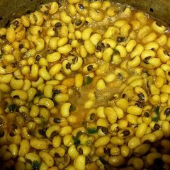 A picture of White beans gravy 🍽️🥘.