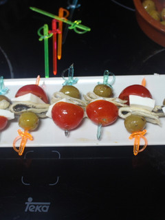 Una foto de Entrantes de tomate, queso y boquerones