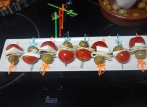 Una foto de Entrantes de tomate, queso y boquerones