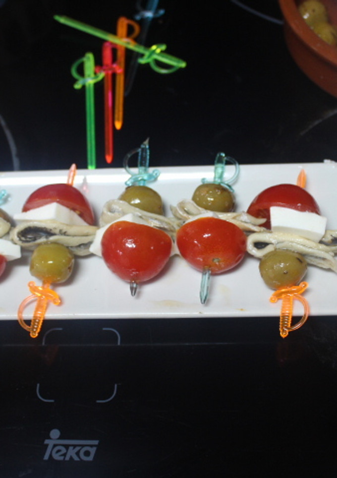Una foto de Entrantes de tomate, queso y boquerones