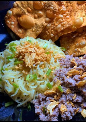 รูปของ บะหมี่เหลืองแห้งเกี๊ยวกรอบหมูสับ