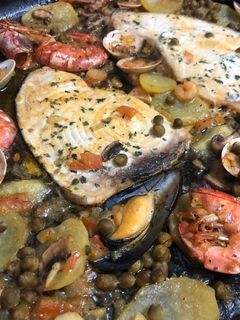 Una foto de Pez espada con marisco al horno