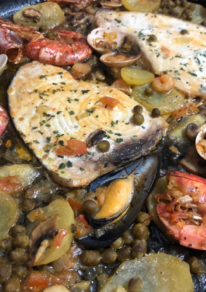 Una foto de Pez espada con marisco al horno
