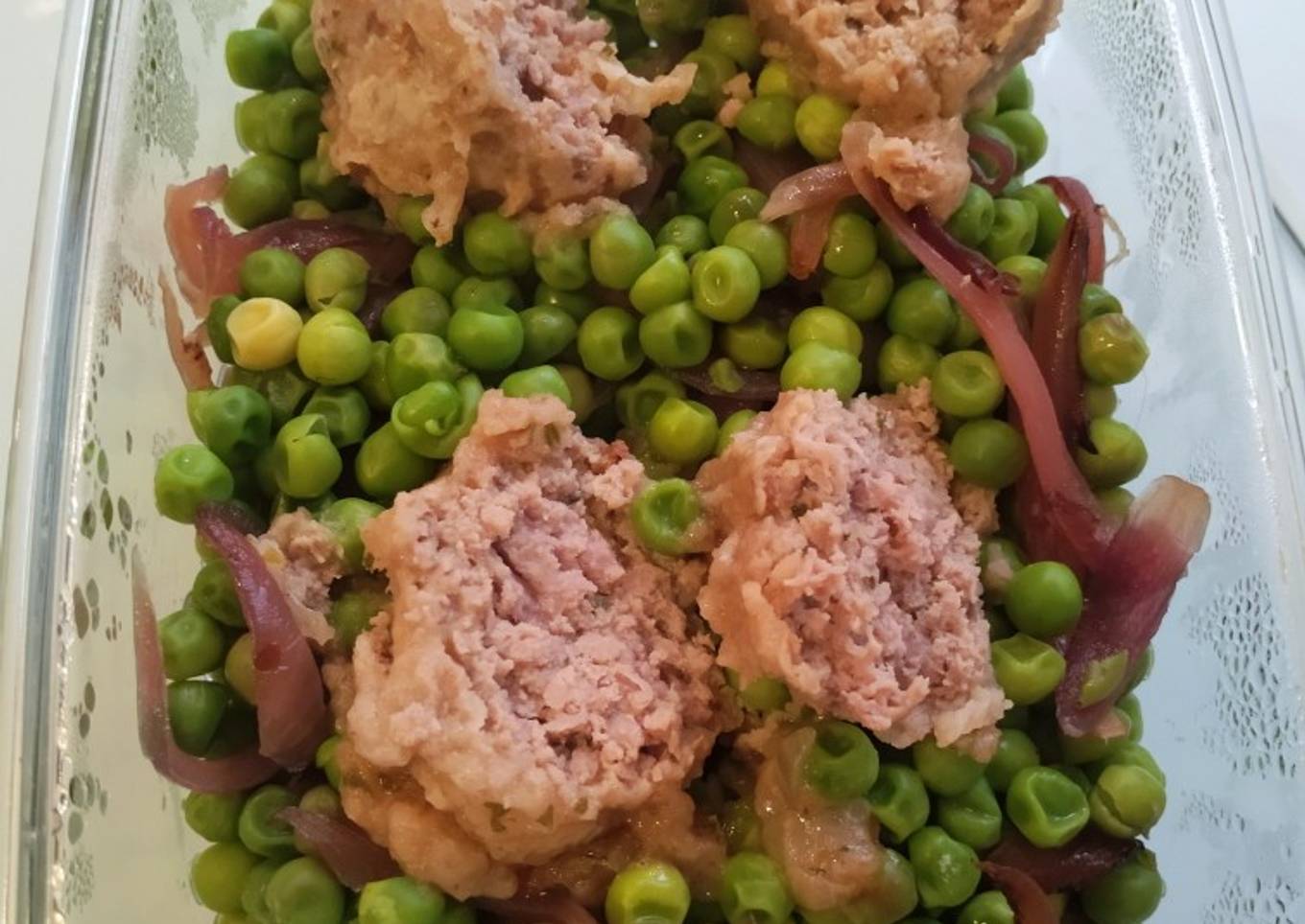 Guisantes con cebolla y albóndigas