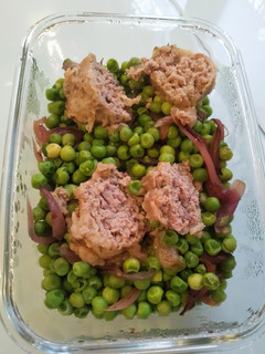 Una foto de Guisantes con cebolla y albóndigas