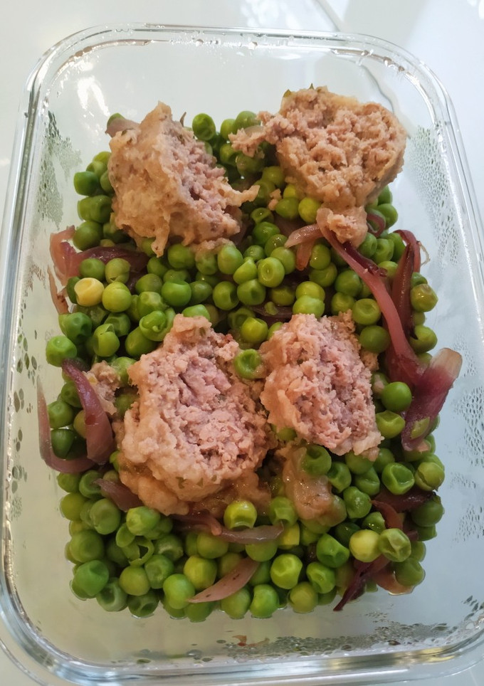 Una foto de Guisantes con cebolla y albóndigas