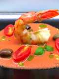 Coda di gambero con salsa di datterino e fragole, con olio al basilico