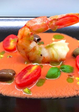 Foto di Coda di gambero con salsa di datterino e fragole, con olio al basilico