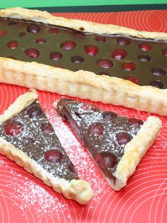 Una foto de Tarta de chocolate y cerezas