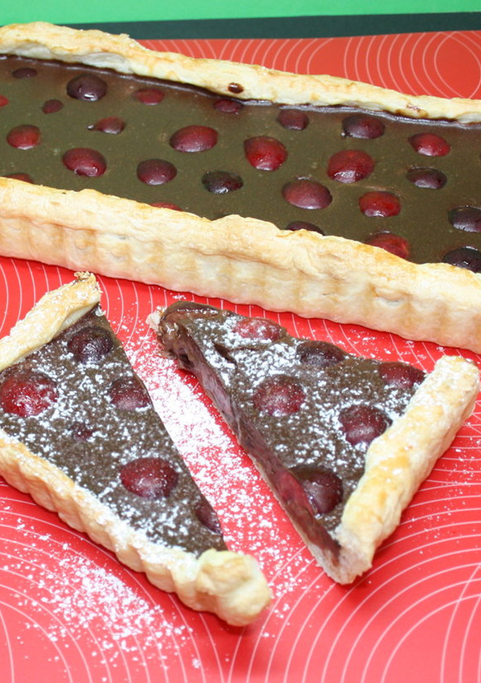 Una foto de Tarta de chocolate y cerezas