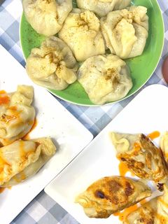 صورة لوصفة المنتو على البخار والمنتو المشوي بحشوة الدجاج 🥟🥢